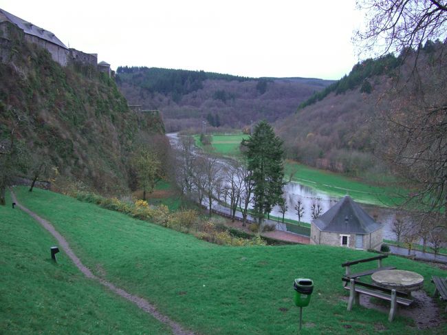 ブイヨン城は10AMオープンでそれまでは廻りを歩きました。ブイヨン城はスモワ川がU字に蛇行したところにあり、写真ではその一部です。廻りは、のどかな地域です。