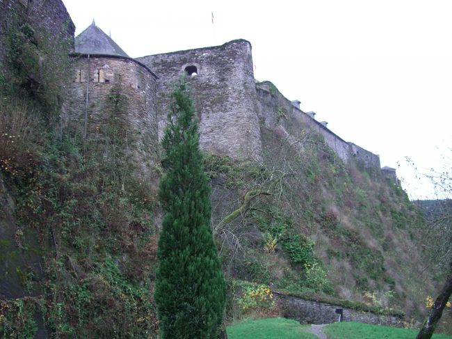 急峻なところにブイヨン城が建っています。