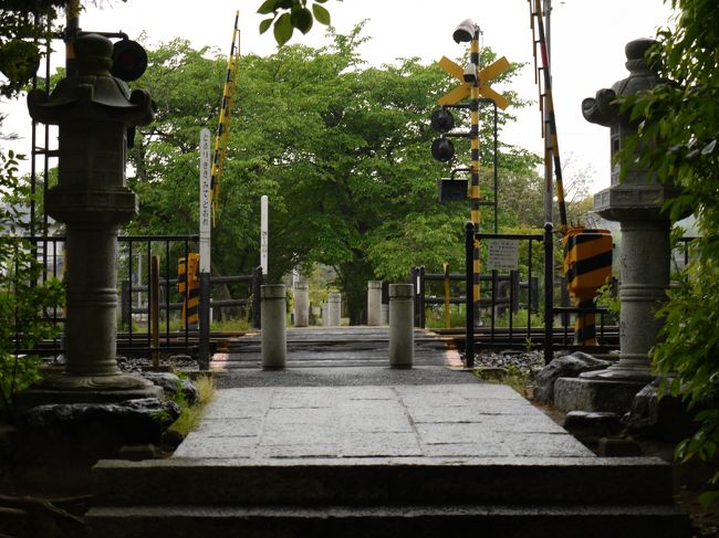 世界遺産フリー切符は奈良観光バスの路線バスも一部区間が乗り放題♪<br />法起寺前のバス停から約４５分「薬師寺P」という臨時のバス停までバスの旅。<br />法起寺付近でご飯屋さんにありつけなかったので、まずは空腹を満たすべくご飯屋さんを探します。<br /><br />スマホで現在地からカフェを検索☆<br />どうやらこの踏切を渡って右に行ったところにありそう♪<br /><br />踏切の両はしに石灯籠。ここも参道ってことかな？