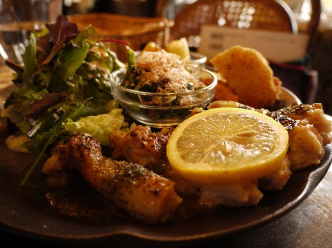 大きなレモンがのったハーブチキンはしっかり目の味付け。<br />野菜もたっぷり！ご飯にお味噌汁〜<br />は〜〜〜〜空きっ腹に染み渡るぅ〜(*n´ω`n*)<br /><br />