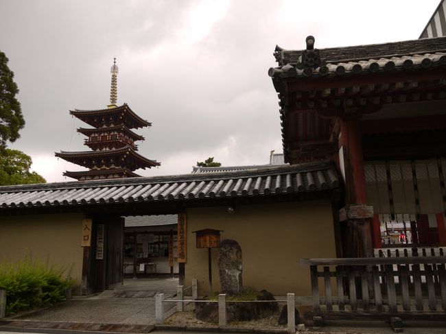 カフェからたった３分で到着。<br />薬師寺です！<br /><br />西塔がそびえ立つ。