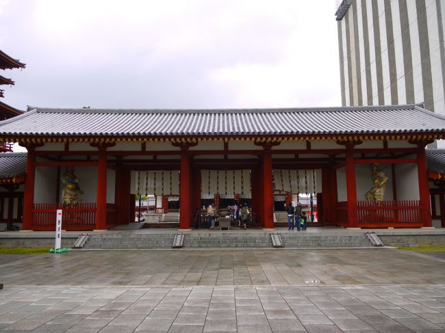 中門です。<br /><br />受付を超えると中門があって、この先が本堂です。<br />色がまだ綺麗なのは昭和５９年に修復工事されたからです。