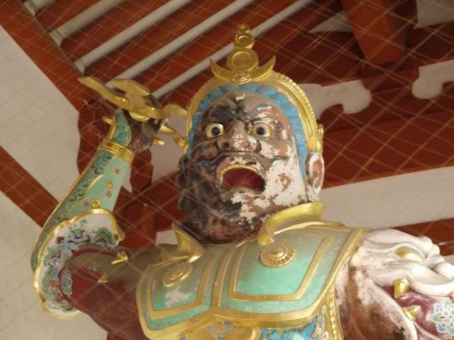 仁王像<br /><br />法隆寺と違って鎧を着用！<br />ここの仁王さんは二人向かい合ってます。