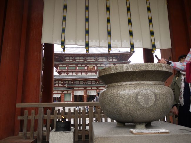 薬師寺は「法相宗［ほっそうしゅう］」の大本山です。<br />天武天皇により発願（680）、持統天皇によって本尊開眼（697）、更に文武天皇が飛鳥の地において堂宇を完成させました。その後、平城遷都（710）の時に現在地に移されたそうです。