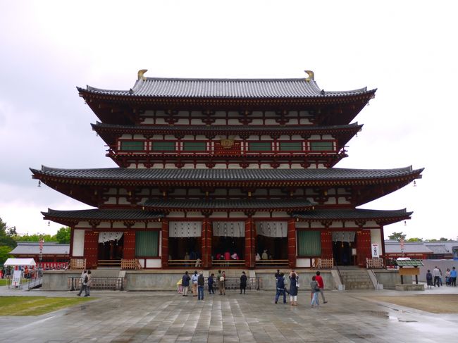 でました！金堂です。<br /><br />これは昭和に白凰様式で復元されたものです。<br />１５２８年に残念ながらこの地の豪族による戦火に巻きこまれ、消失してしまったのです。それを豊臣秀吉が再建しようと仮堂を建てたけど豊臣家も滅亡。長く仮堂のままでした。<br />それを昭和42年高田好胤さんが晋山し、百万巻写経勧進による金堂再建を提唱、全国に写経勧進に歩かれ、その結果昭和46年金堂の起工式を行い、そして昭和51年に白鳳時代様式の本格的な金堂として復興したのです。<br /><br />ホームページより抜粋