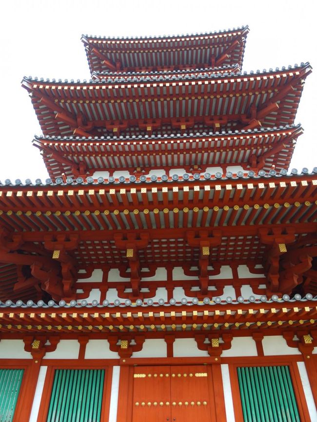 すてきな塔☆<br /><br />この連子窓に使われている緑のような色が「青（あお）」<br />扉や柱の朱色のような色が「丹（に）」というそうです。<br /><br />万葉集には<br />「あおによし　ならのみやこは　さくはなの<br />におうがごとく　いまさかりなり」<br /><br />と詠まれてます。「あお（青）に（丹）よし」は「なら」の枕詞で、この色使いこそ奈良といえば！の色使いだったそうです。