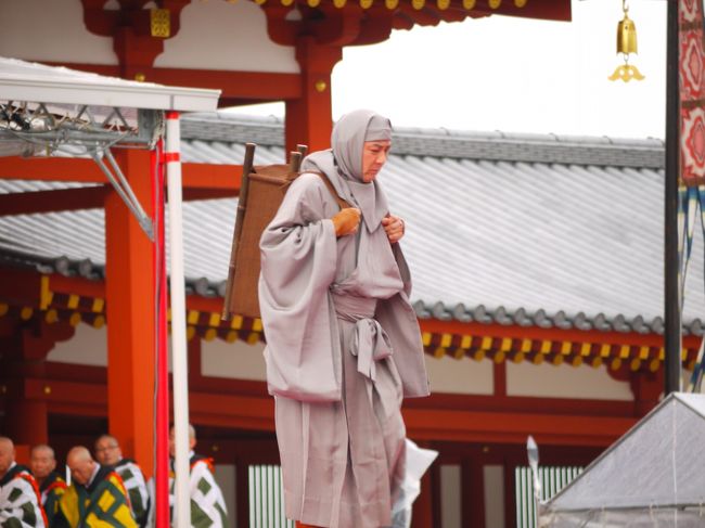 見学中、お参り中、なんだか騒がしいと思ってたら<br />金堂と大講堂の間の広い場所で、なんと玄奘三蔵の劇をしてました！！<br /><br />この役者さん、誰だっけ？<br />なんだか見たことあるようなないような・・・<br />有名人の名前と顔を覚えるのが一番苦手！！