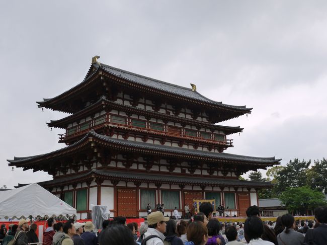 そんなわけで大講堂内もお参りはできますが、一部役者の控え室のような舞台の裏側のような雰囲気になってました。<br />