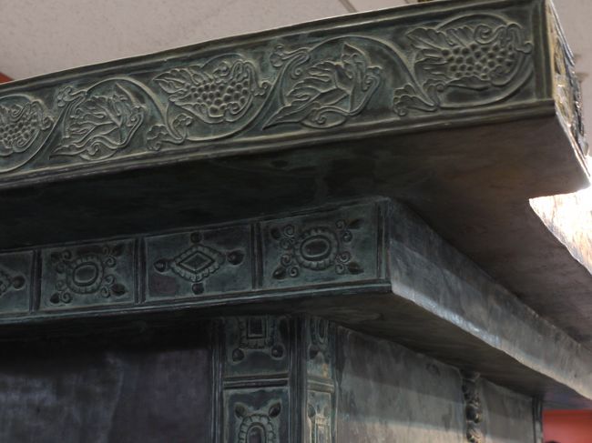 これこれ！<br />一番上の葡萄や唐草の模様はヘレニズム文化の影響。<br />二段目の菱形や楕円の装飾はギリシャ文化の影響なんだって！<br /><br />すごいね〜おもしろいね！必見やね！<br /><br />あ、でもこれはレプリカですよ〜<br />ちなみに場所は大講堂の横にある東僧坊内にあります。<br />ここではお守りとかここのご住職の著書とか買えます。<br />でね、機会があればぜひ聞いて欲しいのが説法！めっちゃ面白い！！笑