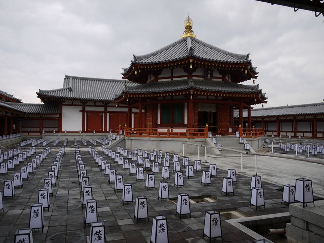 ではなかへ〜<br />ってなんじゃこりゃ〜<br /><br />ものすごい灯篭の数！！<br />そして真ん中の８角形の建物が玄奘塔。ここには玄奘三蔵の坐像が。