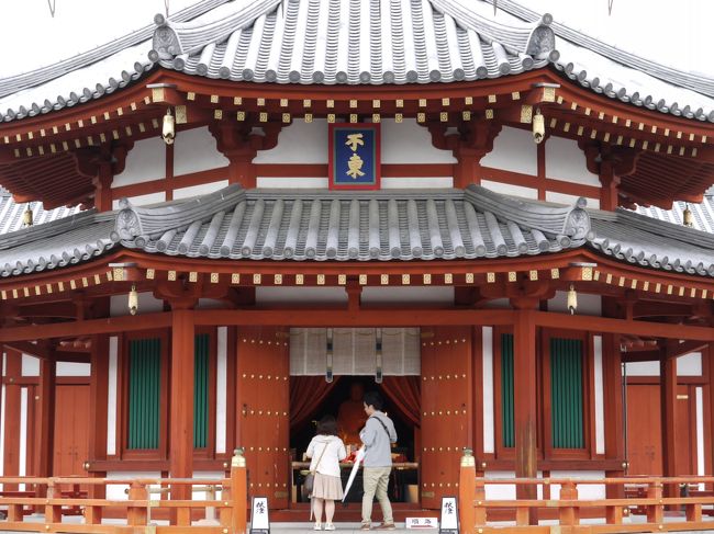 この玄奘塔の後ろには大唐西域壁画殿というのがある。<br />そこには平山郁夫さんが描いた玄奘三蔵の求法の旅を描いた壁画がある。<br /><br />とにかく青が綺麗！！<br />天井は宇宙のような星空で感動しました！！