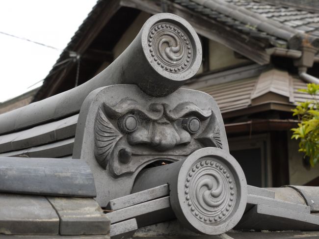 さてさて一通り見学を終えて時間は３時ちょっと前。<br />まだまだいきますよ！！<br /><br />かわいい瓦を横目に見つつ、薬師寺から北へあがること約１０分…