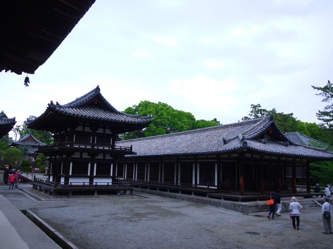 二階建てのこぢんまりとしたのが鼓楼<br />その右のながーいのが礼堂