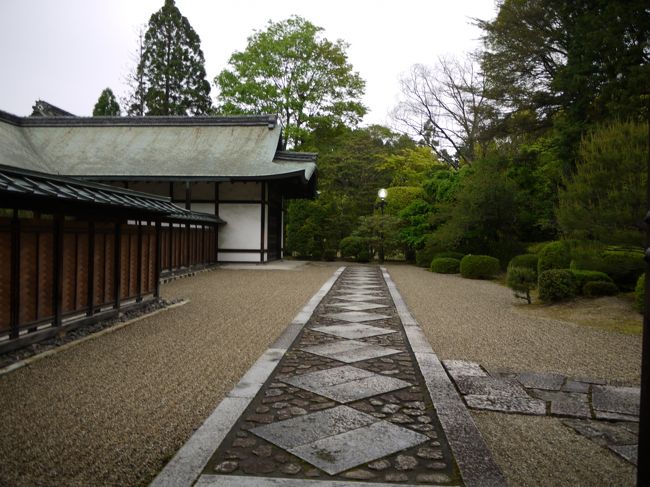 境内はこんな感じ。<br />意外と奥行きがあって広い。<br />このまま真っ直ぐ先に進むと開山御廟に行きます。鑑真さんのお墓ですね。<br /><br />御廟には行かずに戻る。<br />（途中まで行きかけたけど鬱蒼とした木立とクモの巣が怖くてやめた。(-_-)）