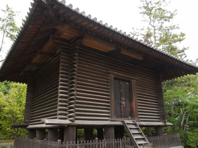 で、戻ってきてなんだかほかとは様子の違う建物を発見！<br /><br />これは多分、宝蔵。<br />隣り合って経蔵もおなじよ〜な建物なの。<br />一回り大きいのが宝蔵。<br />そしてなぜか写真がこれしかないのでどっちかわかんない；<br /><br />校倉造りの宝蔵と経蔵。<br />唐招提寺創建以前の新田部親王邸の米倉を改造したものといわれ、唐招提寺で最も古い建造物であり、日本最古の校倉らしい。