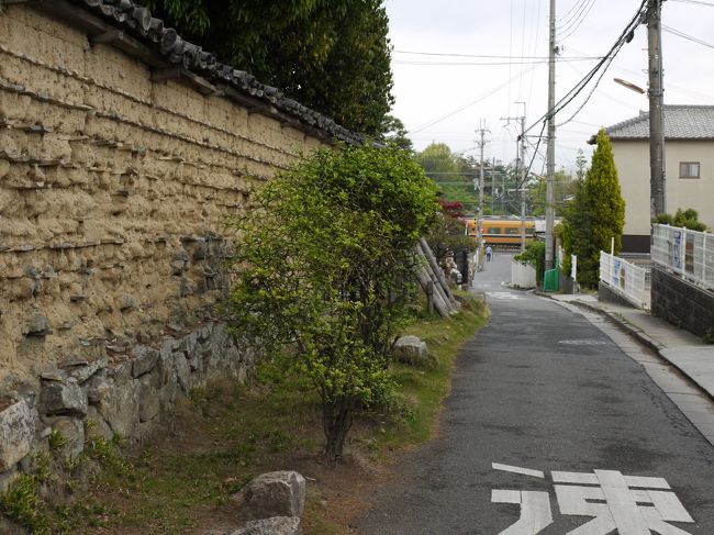 奥の院は壁もボロボロ。見学は出来なさげ。<br />きれいに修復されたあちらと比べるとなんか悲しいね。。。<br /><br />唐招提寺と奥の院との間には線路が走ってる。<br />黄色い近鉄の電車が通り過ぎた。<br />