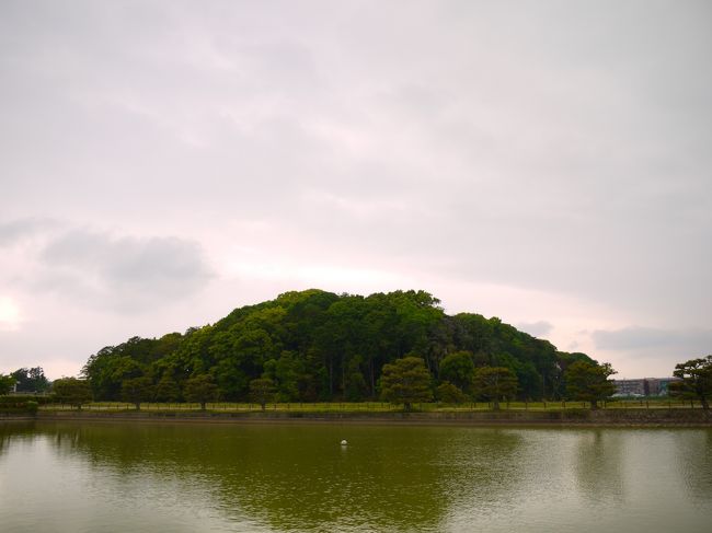 唐招提寺は近鉄橿原線の尼ケ辻と西の京のちょうど真ん中。<br />まだ時間もあるし、歩いて尼ケ辻まで行くことにした。<br /><br />途中左手に古墳が！<br />これは宝来山古墳、垂仁天皇稜でした。<br /><br />