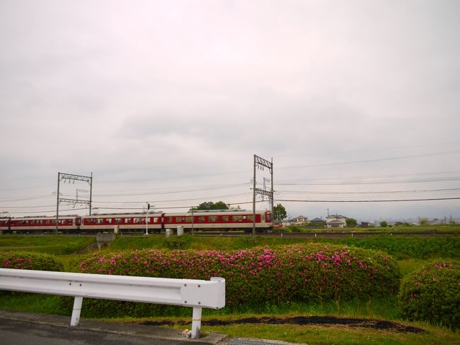 で、右手には近鉄線。<br />あ、また電車きた〜<br /><br />なかなかいい眺め♪
