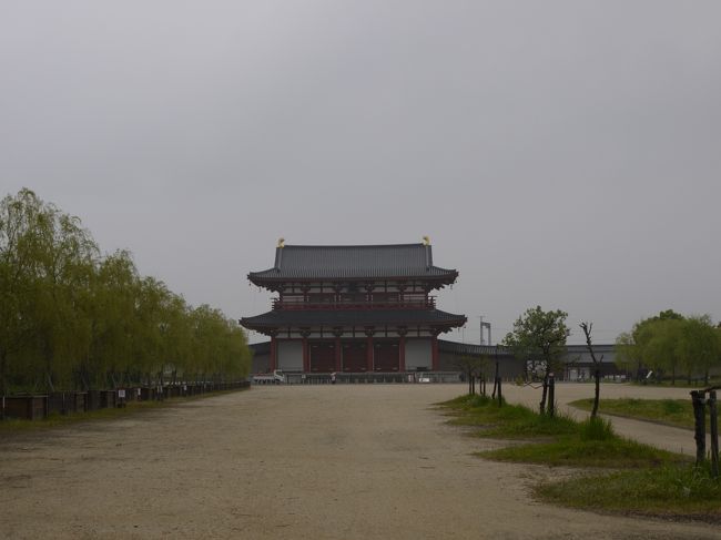 ・・・意外と遠かった。笑<br /><br />でもついた！！平城宮跡です〜<br />朱雀門です！！