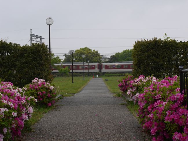 あ、また電車！<br />あの踏切を渡ります。