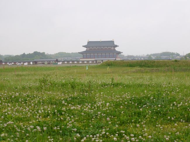踏切超えて朱雀門の向こうへ。。。<br /><br />したら第一次大極殿が遠くに霞んで見えた。<br />朱雀門との間に広がる野原。