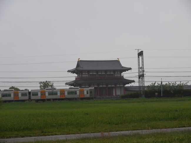 振り返ったら朱雀門。<br /><br />の前をまた電車通過！！<br />なんとなんと平城宮跡を線路が貫通してるし！<br />面白いなぁ〜＾＾