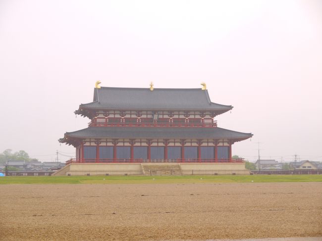 第一次大極殿<br /><br />まだまだ遠い・・・<br />どんだけ広いんだろう。<br />歩くとよくわかる。先ほどのイベントのスタッフさんはほとんどがチャリでした。