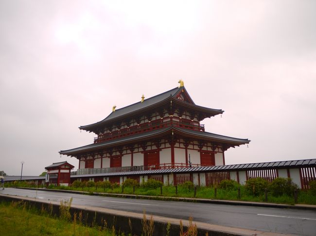 そして大極殿の裏へ。この道をまっすぐ行くと大和西大寺の駅がある。<br />そろそろバスに乗りたかったけどちょうど行っちゃったところだったから結局駅まで歩いた・・・<br /><br />いやほんとよく歩いた一日だった！でも大満足＾＾<br />この日はほんまに帰りたくなかった。。。<br />どっか泊まりたかったなぁ〜なんて考えつつ帰る電車では爆睡ｗ<br />さぁ明日は最終日！明日もめいっぱい遊ぶぞ〜ヽ(*´∀｀)ノ<br /><br />つづく。。。