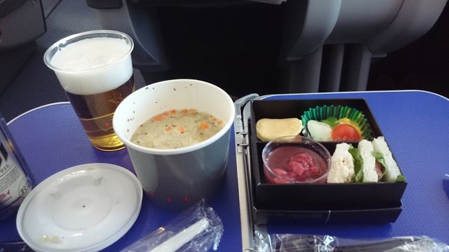 プレミアムクラスのお食事です。<br />