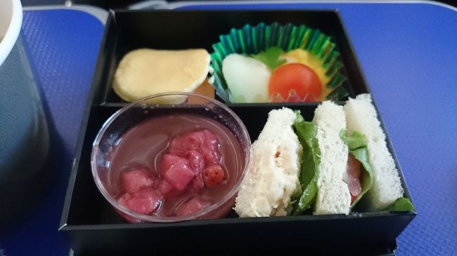 いつも同じ写真ですいません、、、。<br /><br />某サイトでは、<br />「ＡＮＡのプレミアムクラスの食事は臭いねん！」と、<br />コメントをされていましたが臭く無いですよぉ〜。<br />