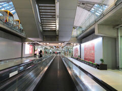 とくに問題なく、
スワンナプーム国際空港（Suvarnabhumi International Airport）に着きました。