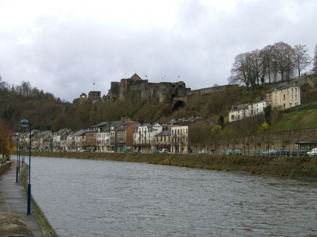 スモワ川の橋を渡って反対側からの写真です。全景がわかります。