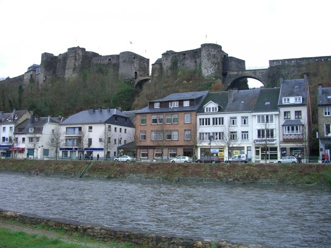 ブイヨン城に入るには右から橋を2回渡って、左の主要部分に入ることが必要です。かなり堅固であることが一目でわかると思います。