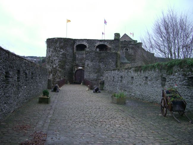 ブイヨン城の入口です。橋を渡ったところが入口です。10AMにオープンなのでまだ開いていません。