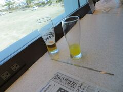 那覇のＡＮＡラウンジで乗り継ぎまで休憩

主人はオリオンビール私はシークワーサージュース