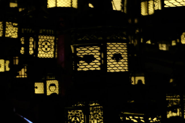 暗闇、、<br /><br />　灯篭の灯り