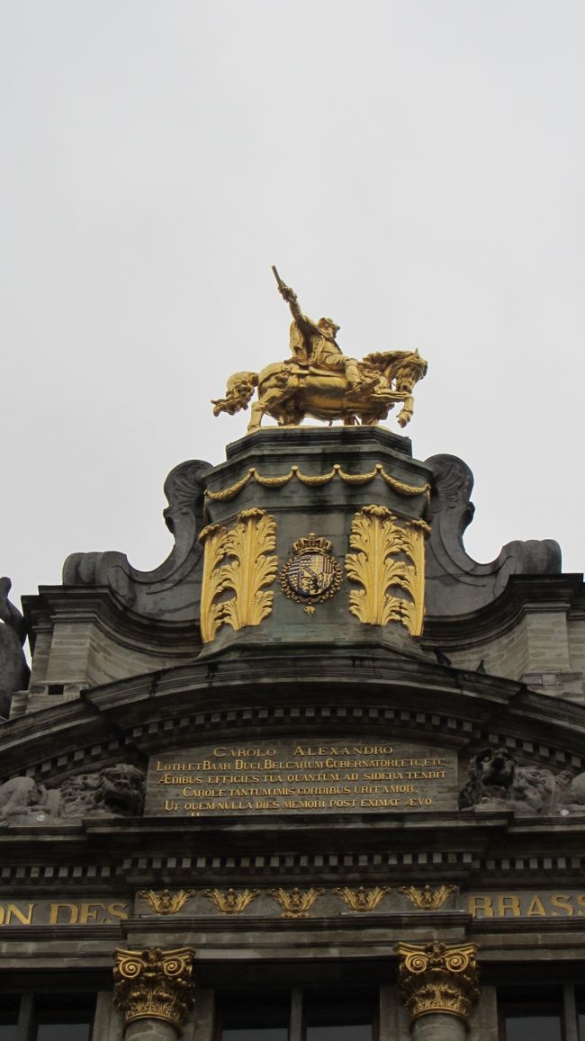 ところどころに金色に光るデコレーションが！