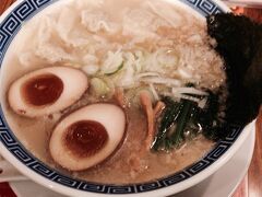 ４［一力 小山店］

塩ワンタン麺　☆

麺を半分にして、代わりに煮卵をトッピングして貰いました。
融通が利いて良い！