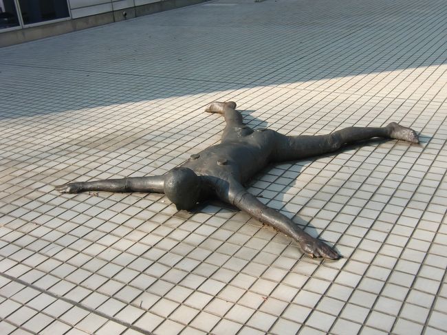 地面にこんな銅像が、寝てました。