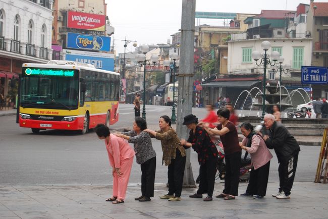 朝の、少しは涼しい時間に、公園付近は、<br />ランニング、体操、ダンス、バトミントンをする人で、賑わっていた。