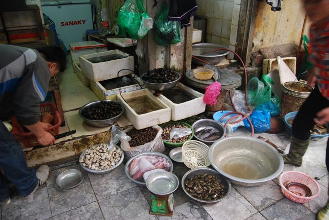 食堂街の朝もかなり早いようで、<br />野菜、肉などの下ごしらえ、いくつもの鍋が火にかけられる光景を目にする。