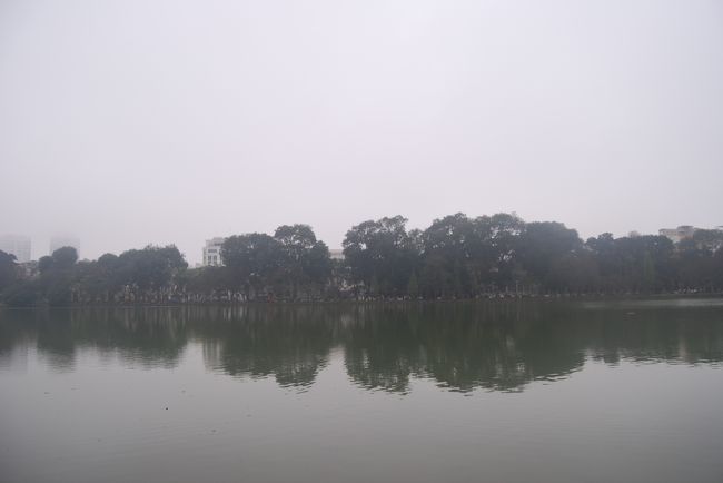 宿泊はホアンキエム湖付近の安ホテル。<br /><br />朝食探しをかねた散歩に出かける。<br /><br />フランスの統治、食文化、そのためフランスパンが美味。<br /><br /><br />バインミーと呼ばれるサンドイッチか、フォーがベトナムでの朝食であった。<br /><br />今回のハノイでは、２万ドンの肉団子入りフォーを３日続けて食す。