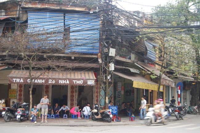 ハノイで観光のメインは、ハロン湾ツアーである。<br /><br />滞在しているホテルの親父さんに相談すると、<br />日帰り、１泊２日、値段の設定もいくつかあるとのこと、２７ドルの日帰りのツアーが妥当かと、翌日分を申し込んでおいた。<br /><br />ベトナムでは、この後もフエ、ホイアンとホテルからの市内観光ツアーを申込み、楽しむことができた。<br /><br />これらのツアーは、値段も手ごろだし、自分が手配するより、安く効率的だと感じた。