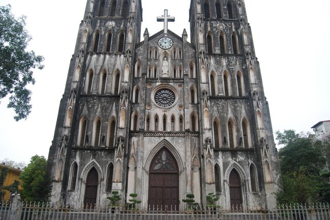 そんなわけで、本日はハノイの市内観光。<br /><br />ハノイ大教会。