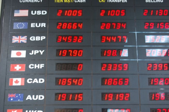 駅のそばにベトナム銀行があったので、日本円をドルに両替。<br /><br />ベトナム内でのホテル代、買い物、食事は、ほとんど米ドルが使え、計算もドルのほうが簡単だし、米ドルにしてみた。<br /><br />レート面、再々両替を考えると、米ドルでいいのかもしれない。