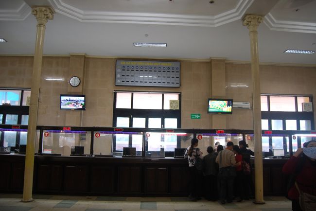 中国各地の駅に比べると、ガラーンと静かな切符売場。<br /><br />殺伐な雰囲気もなく、ゆったりと切符売りの姉ちゃんと交渉する。<br /><br />ハノイーフエ　<br />ハノイ発１９時３５分。ＳＥ１９という夜行列車。<br />soft-sleep air con　foreignerを８０万ドン、４５００円くらいか？<br />を簡単に購入できた。<br /><br />日本国内ではほとんど乗る機会の少なくなった寝台列車も、海外の旅行では、まだまだ楽しめる。<br />