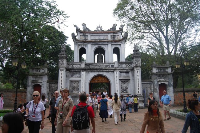 文廟。２万ドン。<br /><br />１１世紀に建てられた、ベトナム最古の大学。<br /><br />漢字の文化、中国との歴史的な関係が推測できる。