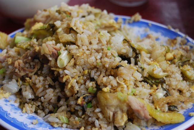昼食は、鶏肉炒飯。<br /><br />店のおばちゃんの振るフライパン、その雑な料理法から作られたとは思えないほどうまかった。<br /><br />