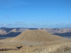 お米を積み上げたような形の「米塚」。

火山で噴火して、山頂がへこんでいますが、

愛らしい形ですね。