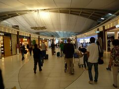 スワンナブーム空港で。
頼まれものを探さなきゃ！